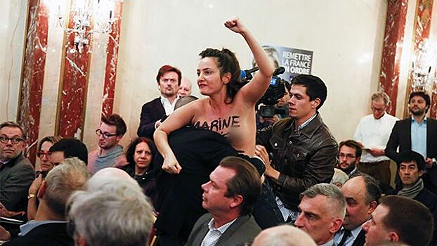 Полуголая участница Femen сорвала выступление Марин Ле Пен