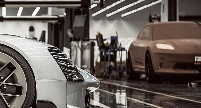 Porsche опубликовал фото с Macan EV 2023 года