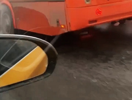 Маршрутка задымилась на Молитовском мосту в Нижнем Новгороде