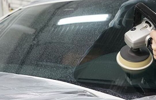 Как быстро убрать царапины с лобового стекла?
