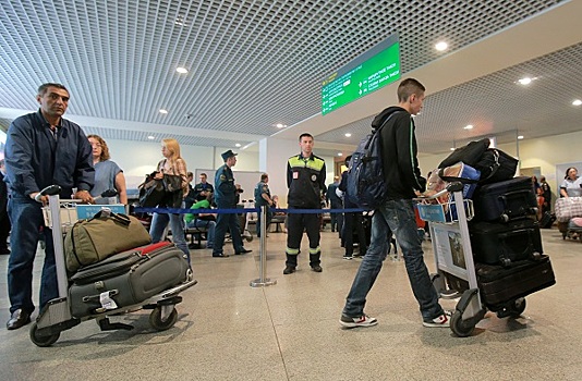 Число зарубежных поездок россиян за год сократилось на 8%