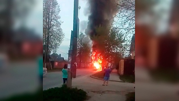 Осколки от взрывов летели в дома: автобус сгорел дотла в Перми