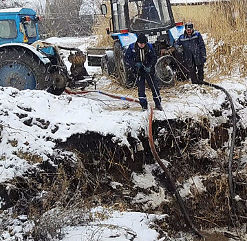 Коммунальные службы Энгельса устраняют аварии на водопроводной сети