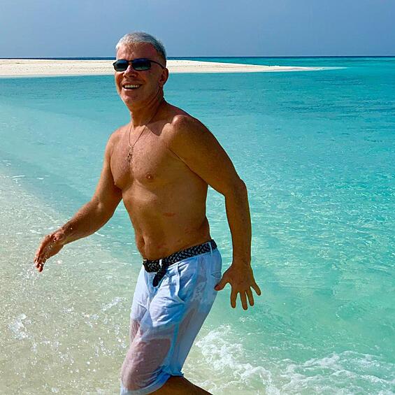 68-летний Олег Газманов счастливо плещется в волнах океана и заявляет, что "привык уже к утренним танцам и бассейну на улице!". Только посмотрите на видеоролики в его Instagram. Всем бы так в его возрасте!