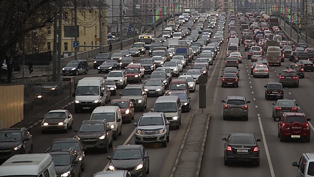 Пробка длиной 17 км образовалась на МКАД от Троекуровского проезда до ул. Поляны