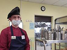 В красноярской школьной столовой работает молодой повар-новатор