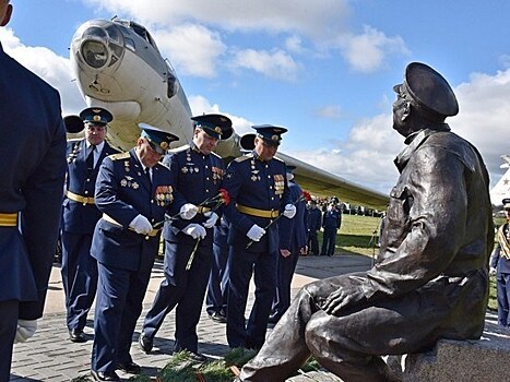 На рязанском аэродроме поставили памятник механику "Макарычу"