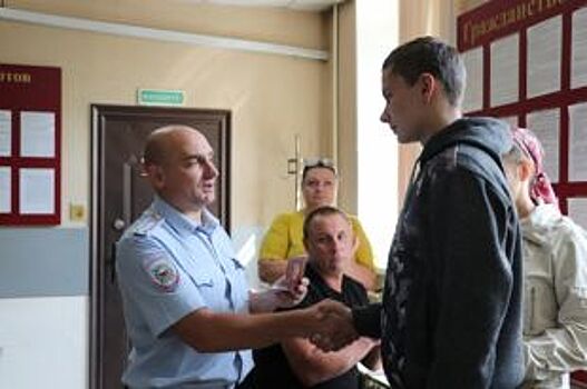 В Красноярске подростку, спасшему тонущего брата, вручили новый паспорт