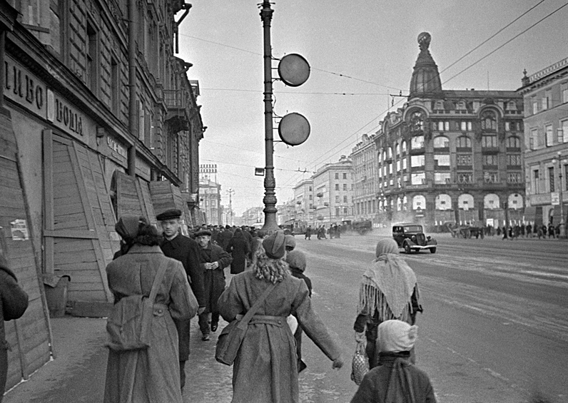 На Невском проспекте в блокадном Ленинграде, 1941 год