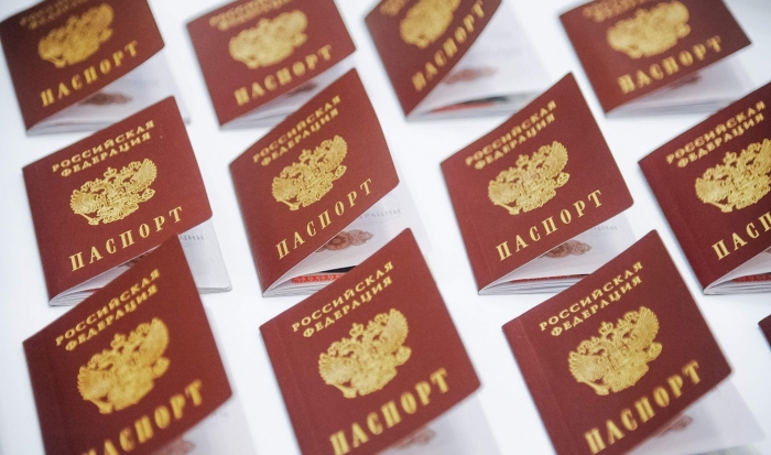 В Волгограде паспорта граждан РФ вручили 83 активистам «Движения первых»