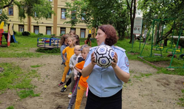 Транспортные полицейские Владивостока совместно с общественниками организовали спортивную эстафету для детей в рамках акции «Каникулы с Общественным советом»