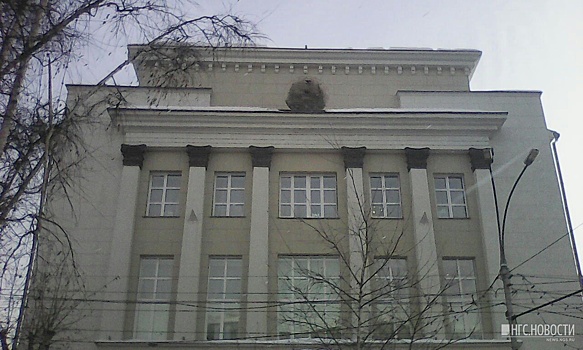 Со здания на Красном проспекте пропал советский герб