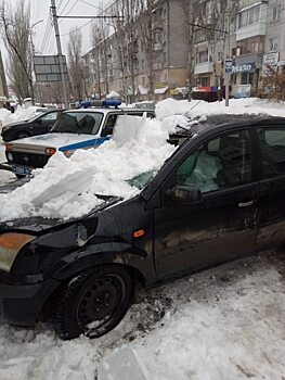 Упавший с крыши снег в Саратове раздавил автомобиль