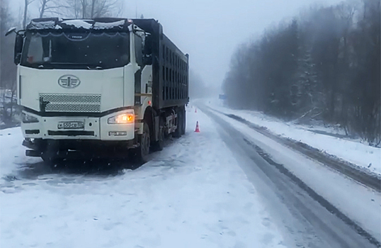 На трассе М-11 в Тверской и Новгородской областях выпал снег, а Москва готовится к шторму