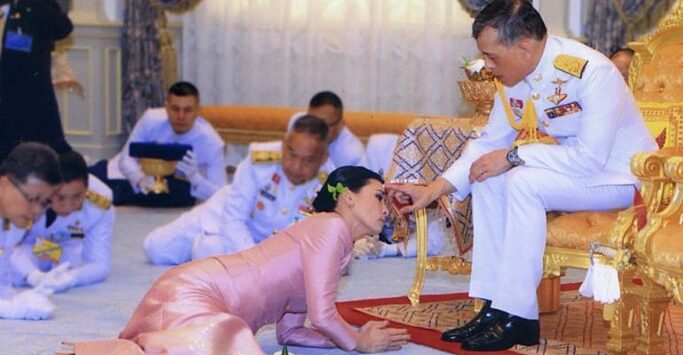 Все, что мы знаем об эксцентричном короле Таиланда Рама X, который женился на телохранителе, устроил своей собаке 4-х дневные похороны, и юридически защищен от прессы!