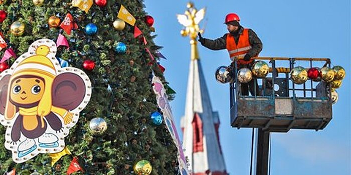 На Красной площади нарядили новогоднюю елку