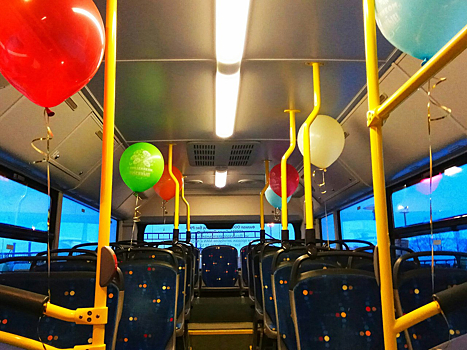 В Киришах водитель автобуса поздравил женщин с 8 Марта