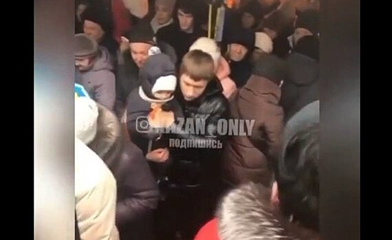 Появилось видео "пробки" из людей в подземном переходе на Лебяжье во время Масленицы