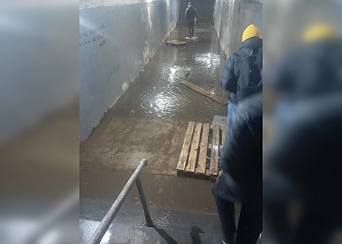 Подземный пешеходный переход в Автозаводском районе затопило