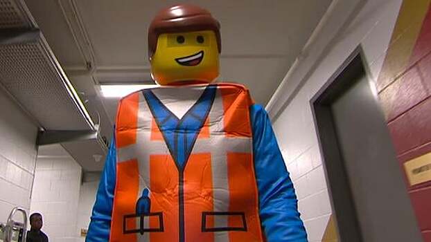 Джей Джей Редик пришел на игру в костюме человечка Лего