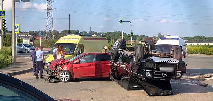 «Гелендваген» перевернулся в результате ДТП в Ижевске