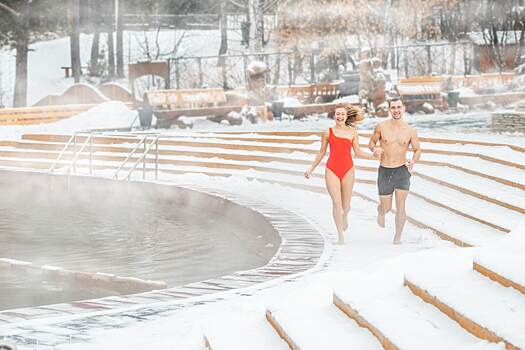 Туристов зовут в Сибирь искупаться на морозе в бассейне и выпить иван-чая