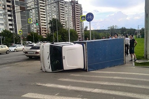 В Екатеринбурге грузовик "прилег" на пешеходном переходе