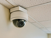 Сотрудница школы сняла 10-летнюю ученице в туалете на телефон