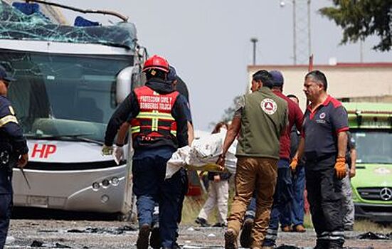 Поезд протаранил двухэтажный автобус в Мексике