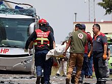 Поезд протаранил двухэтажный автобус в Мексике