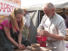 Гостей «Славянского базара» научили лепить горшки и накормили по-царски
