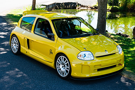 Редкий гоночный Renault Clio V6 ушел с молотка по цене нового Lexus ES