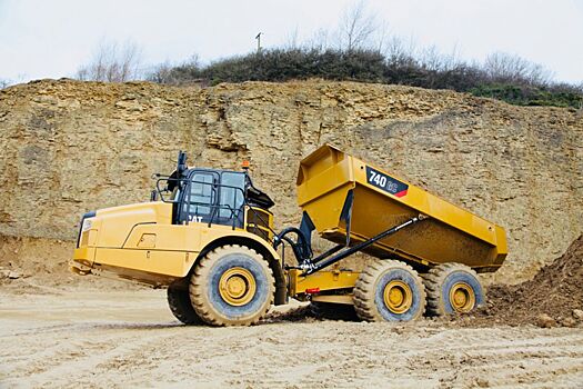 Cat выпустил новую модель карьерного сочленённого самосвала Cat 740 GC