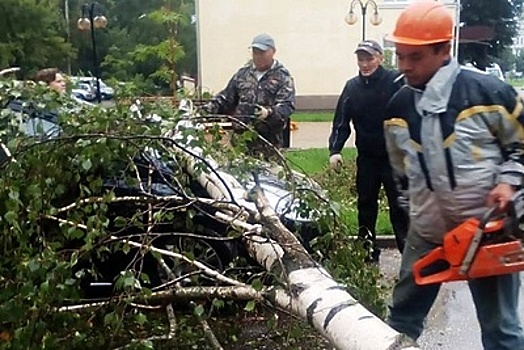 Более 100 человек ликвидируют последствия сильного ливня в Серпухове