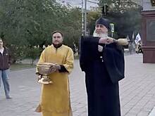 В России священники с мощами проклявшего СССР патриарха облили площадь Ленина святой водой