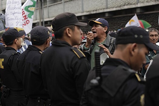 Протестующие забросали яйцами экс-президента Гватемалы Моралеса