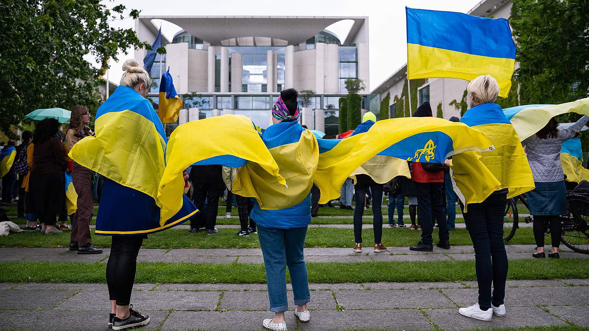 Ес украинцах. Украинский флаг. Украинцы в Польше. Украинцы в Европе. Украинцы бегут.