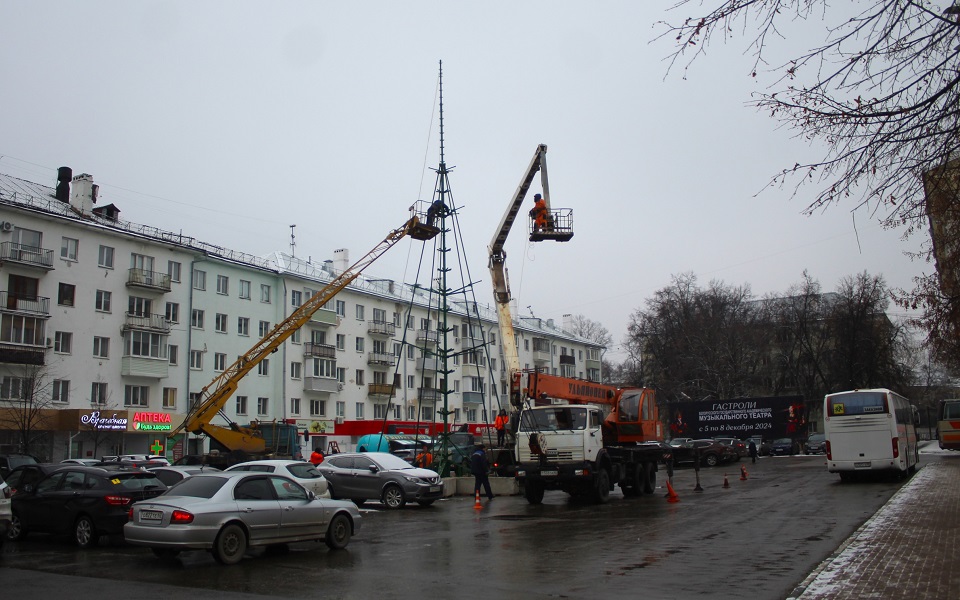 На Театральной пощади Рязани собирают ель к Новому году