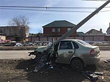 Водитель Lada Kalina врезался в столб в Тольятти