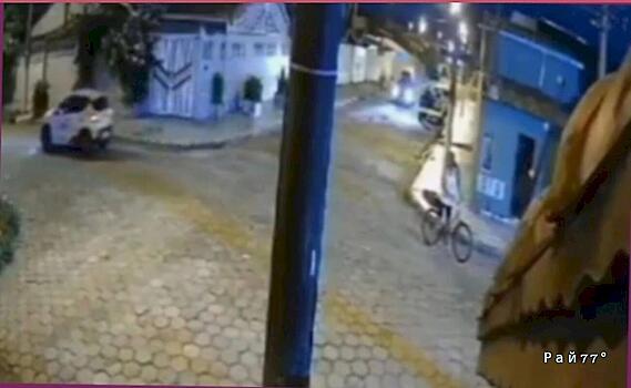 Легковушка зацепилась за трос и лишила велосипеда девушку