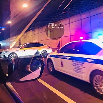 Таксист снёс стену в тоннеле на проспекте Маршала Жукова