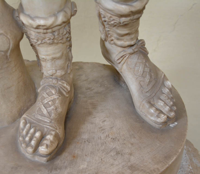 Первые сандали. Калиги обувь древний Рим. Кальцеи древний Рим. Calceus обувь древний Рим. Обувь Солеа древний Рим.