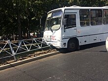 В Краснодаре после столкновения с кроссовером автобус протаранил ограждения