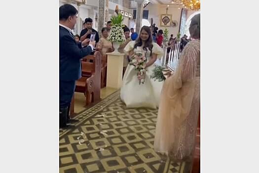 Жених с невестой поженились в затопленной из-за тайфуна церкви