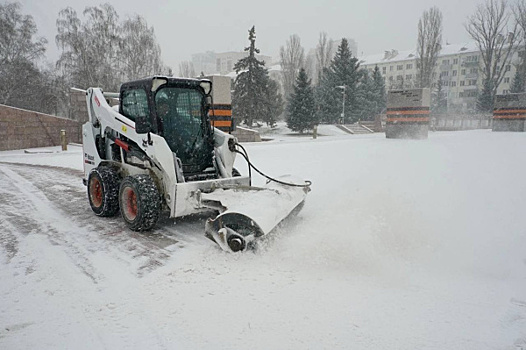 Улицы Самары расчищают от снега более 3000 дворников и 300 единиц техники