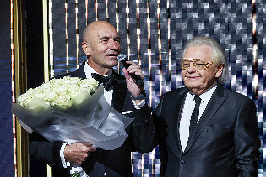 Композитор и продюсер Игорь Крутой и певец и композитор Юрий Антонов на своем юбилейном концерте на сцене LIVE ARENA в Москве, 8 ноября 2014 года