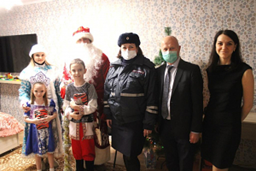 В ЯНАО дети сотрудников полиции, находящихся в служебных командировках на Северном Кавказе, получили подарки от Полицейского Деда Мороза