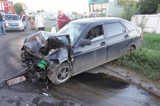 В переулке Джамбула и улице Степана Разина машины врезались в здания