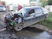 В переулке Джамбула и улице Степана Разина машины врезались в здания