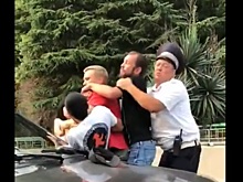 Сочинские водители устроили драку в присутствии полицейского. Видео